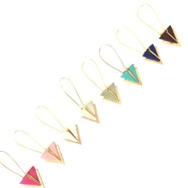 Boucles d'oreilles triangles cuir rose indien et or graphiques, grands crochets style dormeuses dorés laiton et cuir