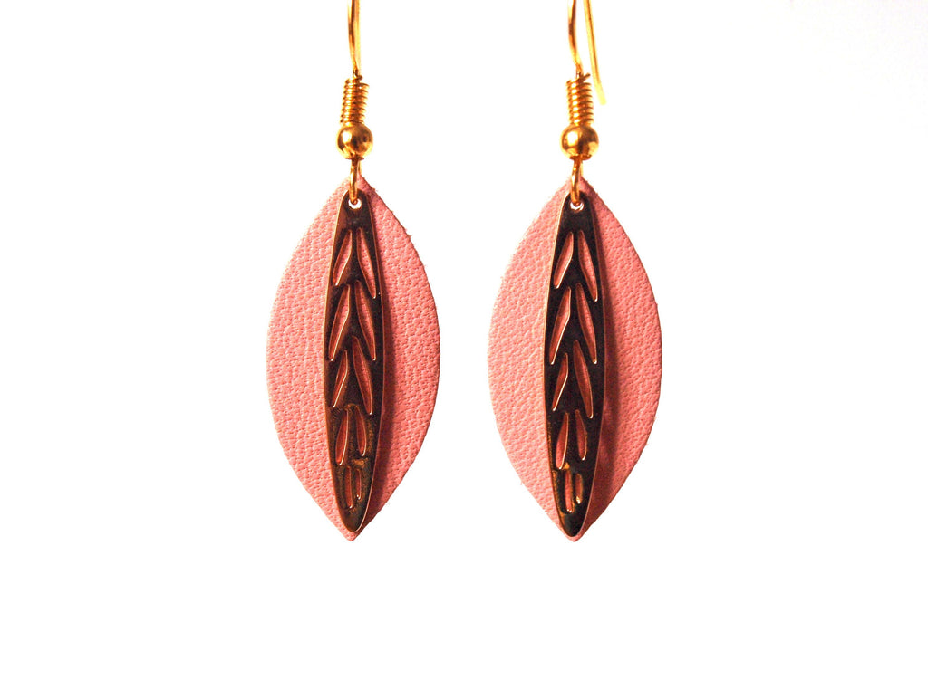 Boucles d'oreilles cuir rose et or - feuille de cuir sur monture crochet laiton doré - discrètes originales - cadeau femme - modèle Fiona