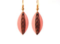 Boucles d'oreilles cuir rose et or - feuille de cuir sur monture crochet laiton doré - discrètes originales - cadeau femme - modèle Fiona