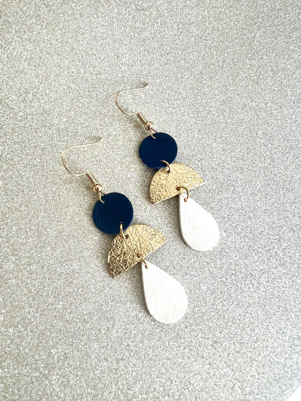 Boucles d’oreilles en cuir pendantes légères et graphiques faites main, style marin bleu marin or et blanc cassé - cadeau femme