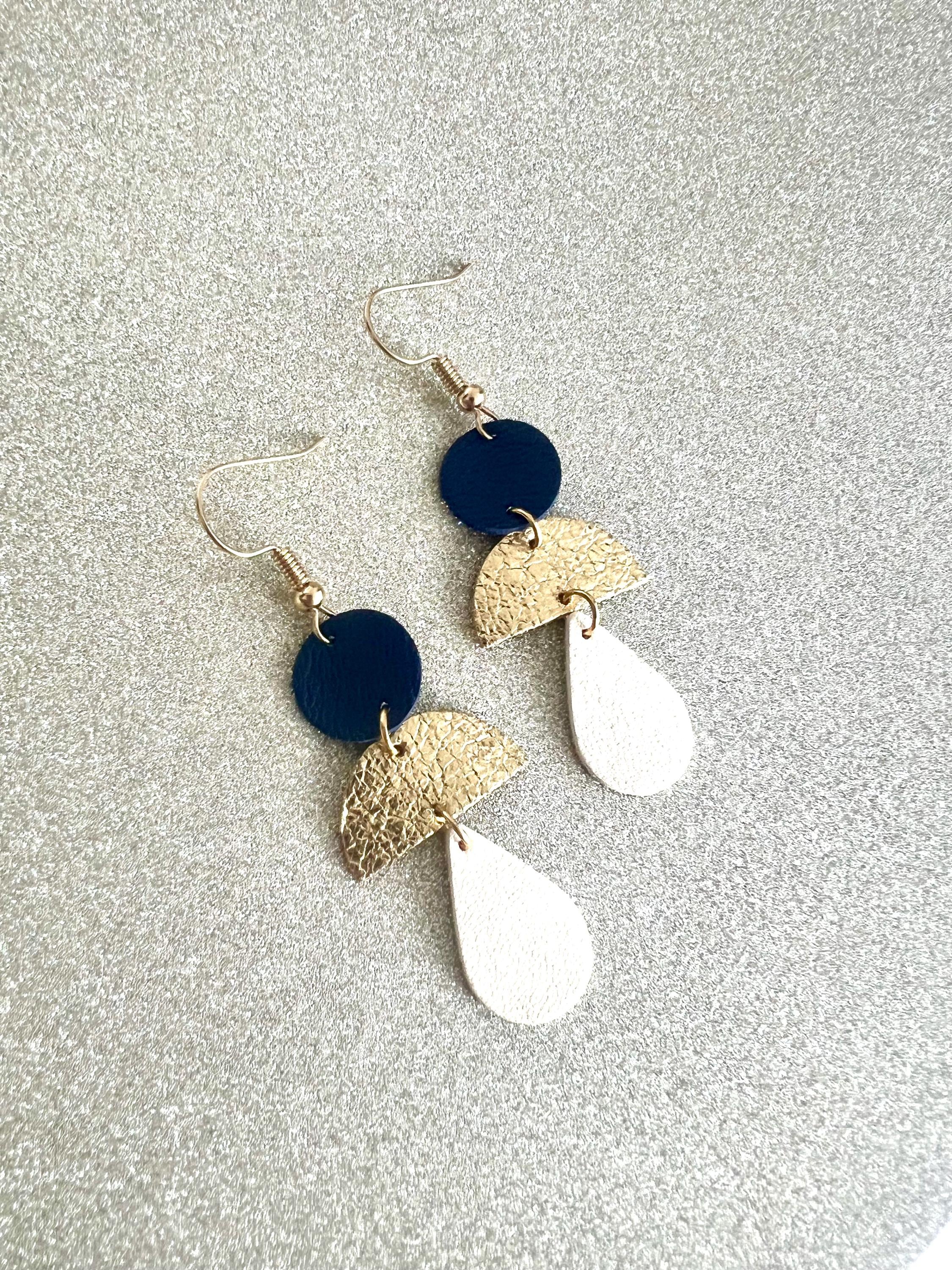 Boucles d’oreilles en cuir pendantes légères et graphiques faites main, style marin bleu marin or et blanc cassé - cadeau femme