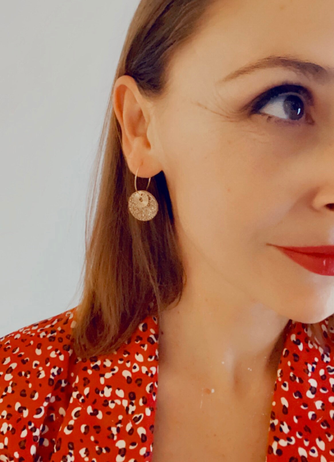 Boucles d’oreilles cuir et liège motif floral sur fond bleu créoles dorées en acier inoxydable