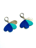 Boucles d’oreilles cœurs bleu turquoise et or en cuir upcyclé, bijoux artisanaux légers faits main, boucles pendantes femme, cadeau original
