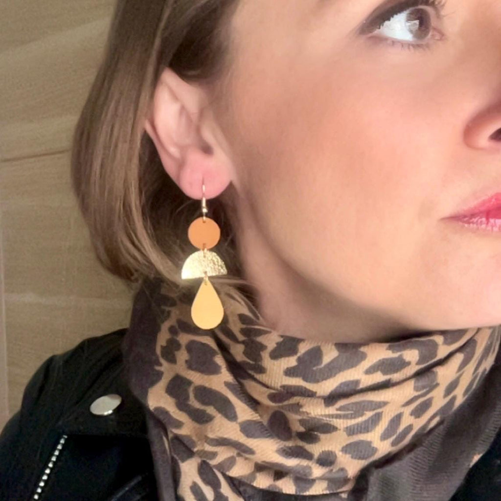 Boucles d’oreilles bohème chic en cuir upcyclé, modèle géométrique fait main, bijou artisanal léger violet doré et jaune - cadeau femme