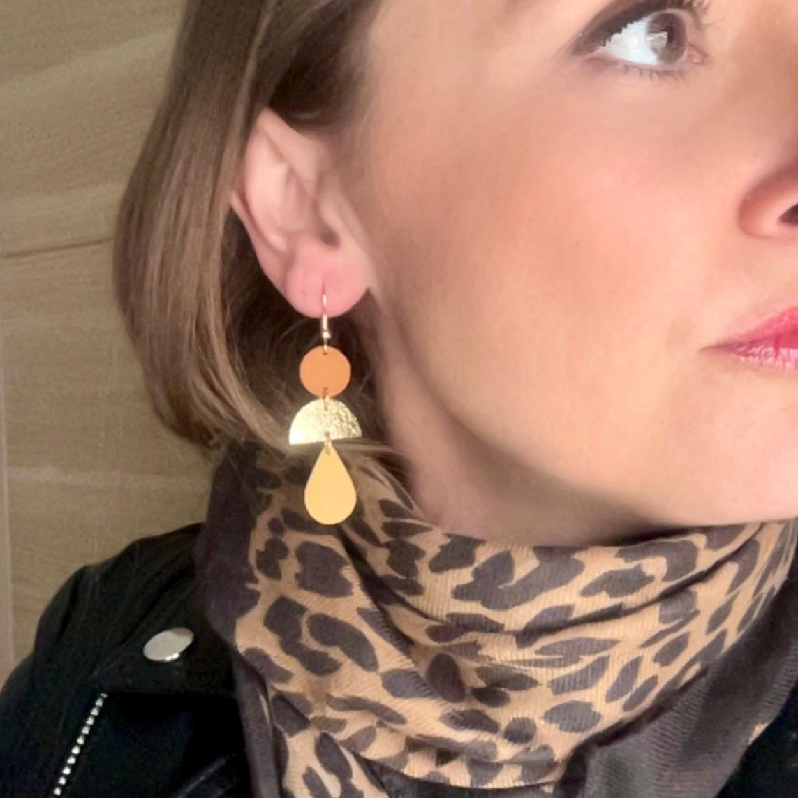 Boucles d’oreilles bohème chic en cuir upcyclé, modèle géométrique fait main, bijou artisanal léger violet doré et jaune - cadeau femme