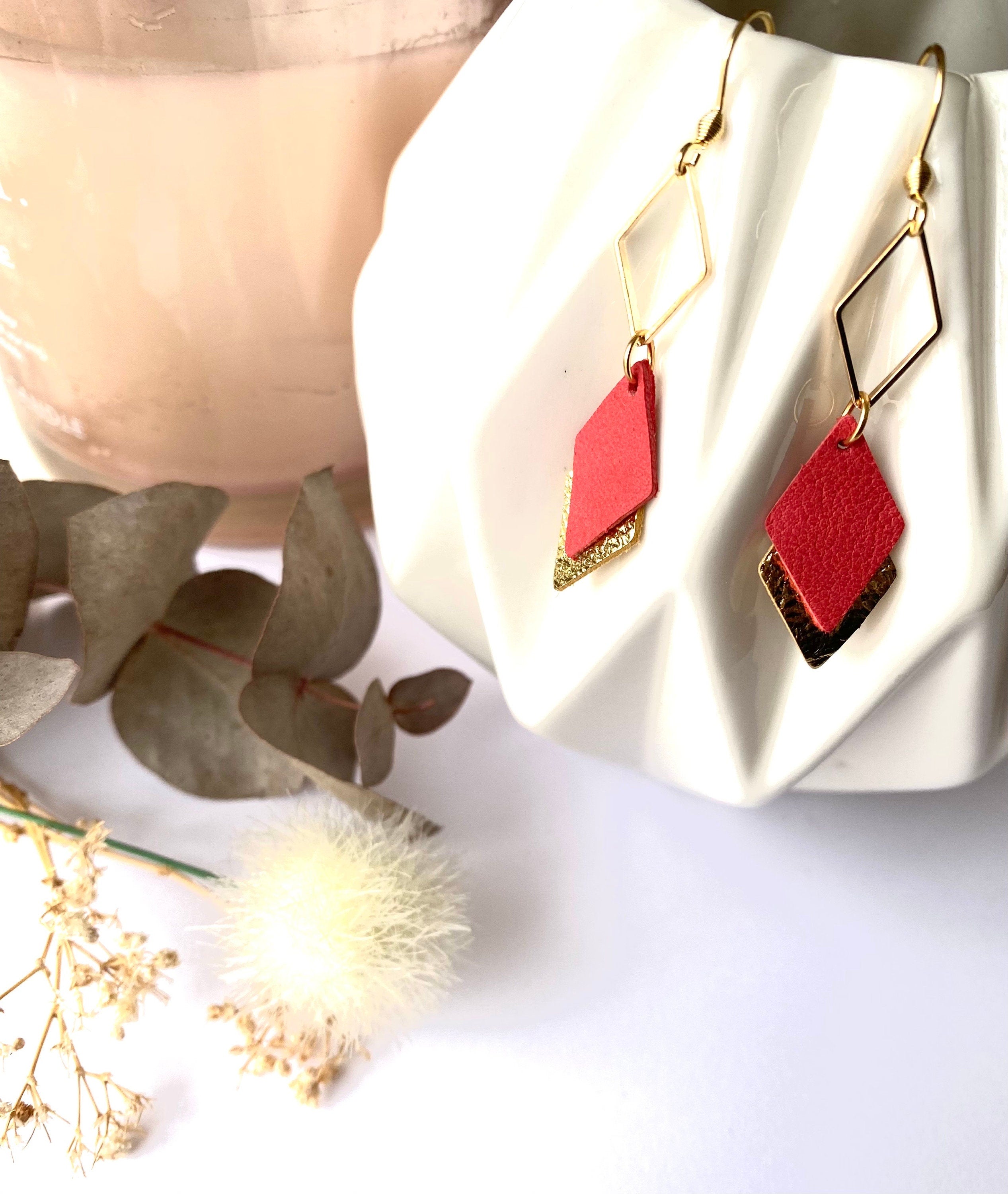 Boucles d'oreilles cuir rouge et or, boucles d'oreilles graphiques losanges rouge vif et doré - modèle LISÉA - cadeau pour elle