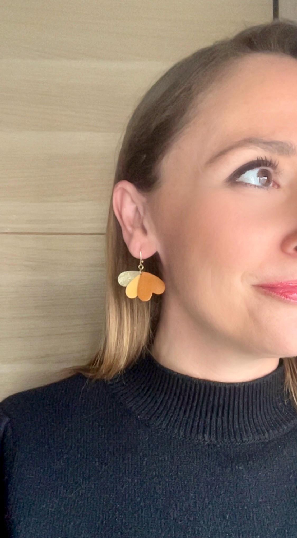 Boucles d’oreilles pendantes cœurs en cuir, bijoux artisanaux légers faits main pour femme, cadeau original, fête des mères, tons naturels