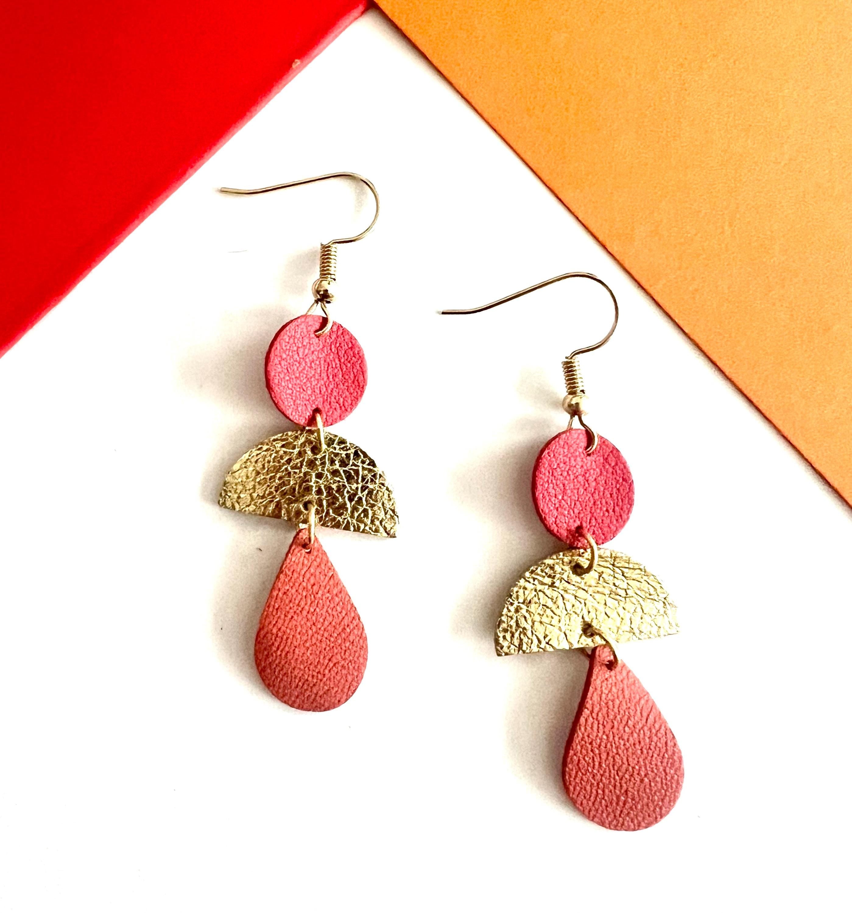 Boucles d’oreilles graphiques et colorées en cuir, bijou géométrique fait main, artisanal léger rouge doré et corail cadeau pour elle