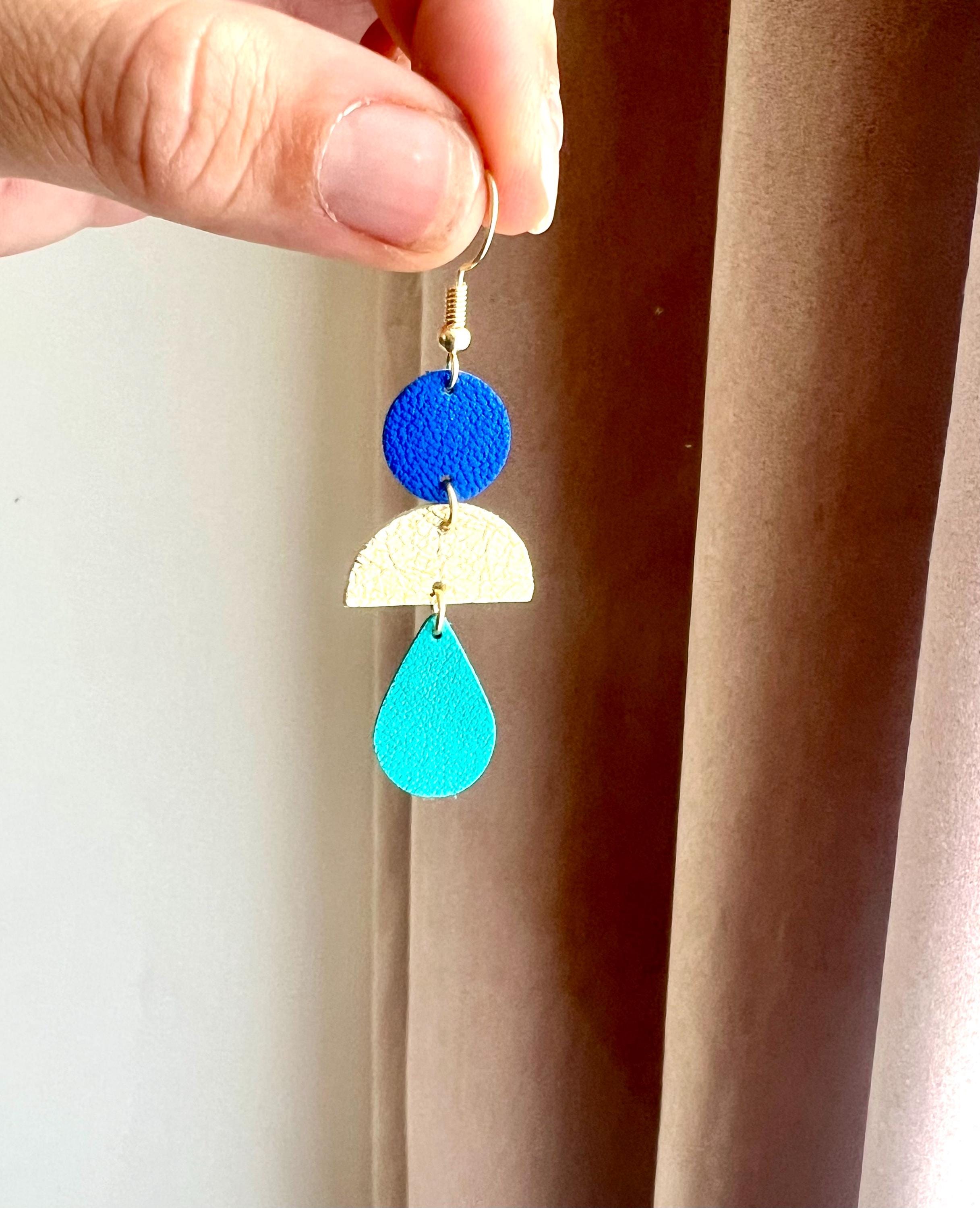 Boucles d’oreilles bohème chic en cuir upcyclé, modèle géométrique fait main, bijou artisanal léger bleu roi doré et turquoise cadeau femme