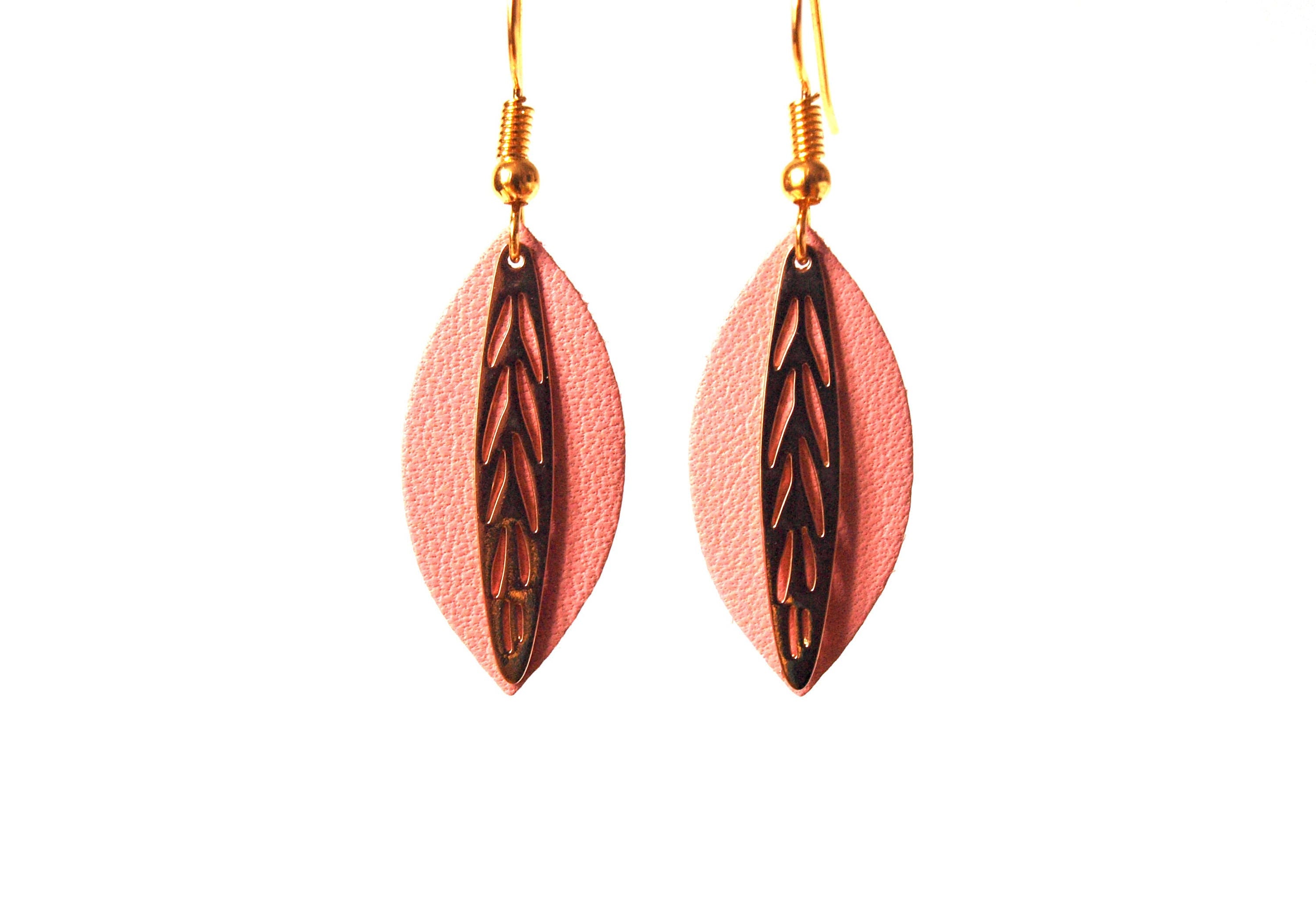 Boucles d'oreilles cuir rose et or - feuille de cuir sur monture crochet laiton doré - discrètes originales - cadeau femme - modèle Fiona