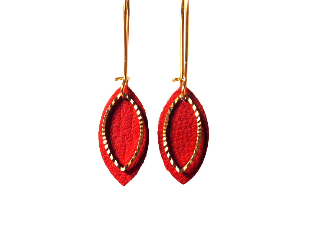 Boucles d'oreilles cuir rouge et or et or - boucles d'oreilles feuilles  - boucles d'oreilles discrètes - cadeau femme été - modèle EMMA