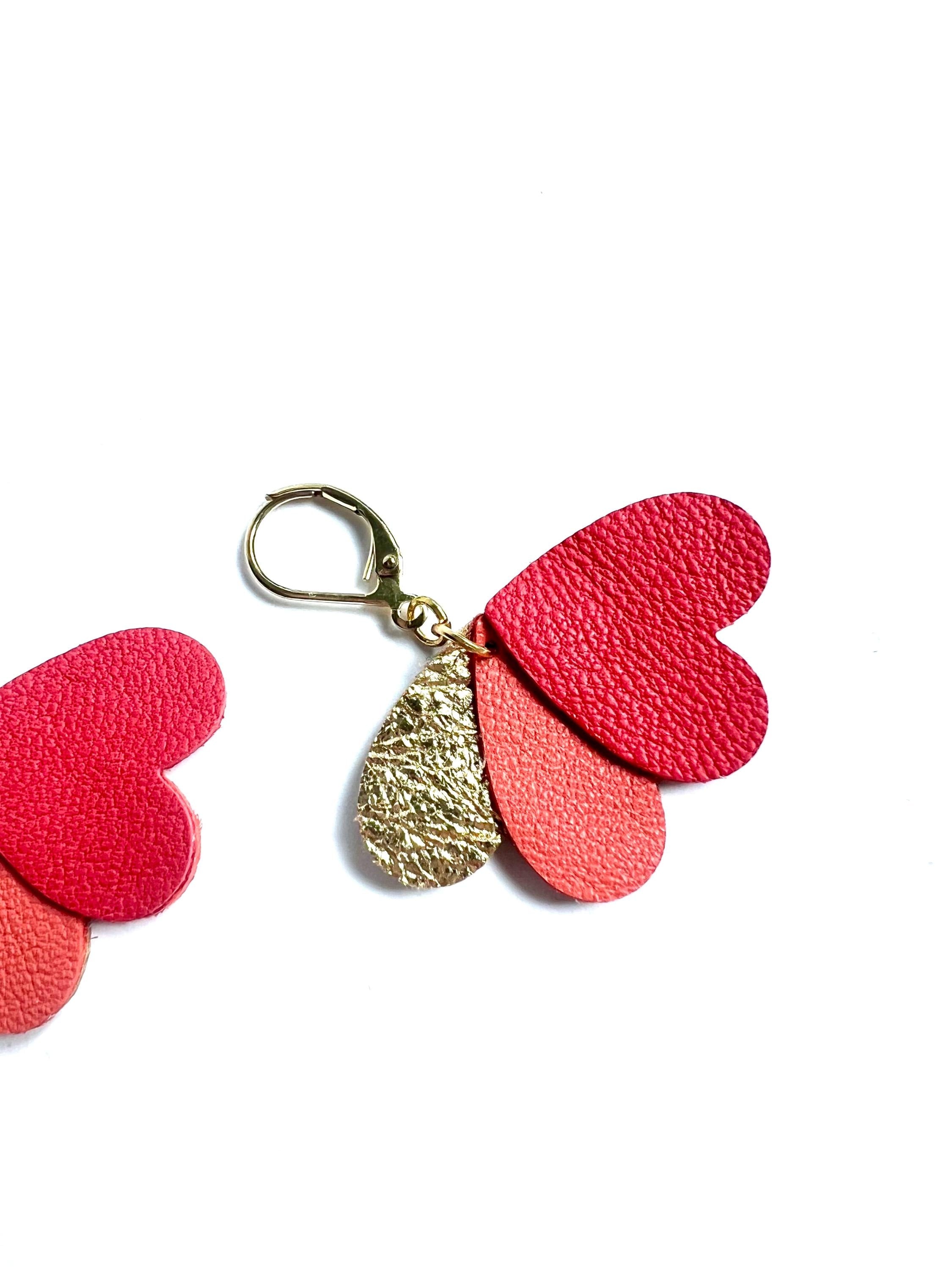 Boucles d’oreilles cœurs en cuir upcyclé, bijoux artisanaux légers faits main, boucles pendantes femme, cadeau original, rouge corail et or