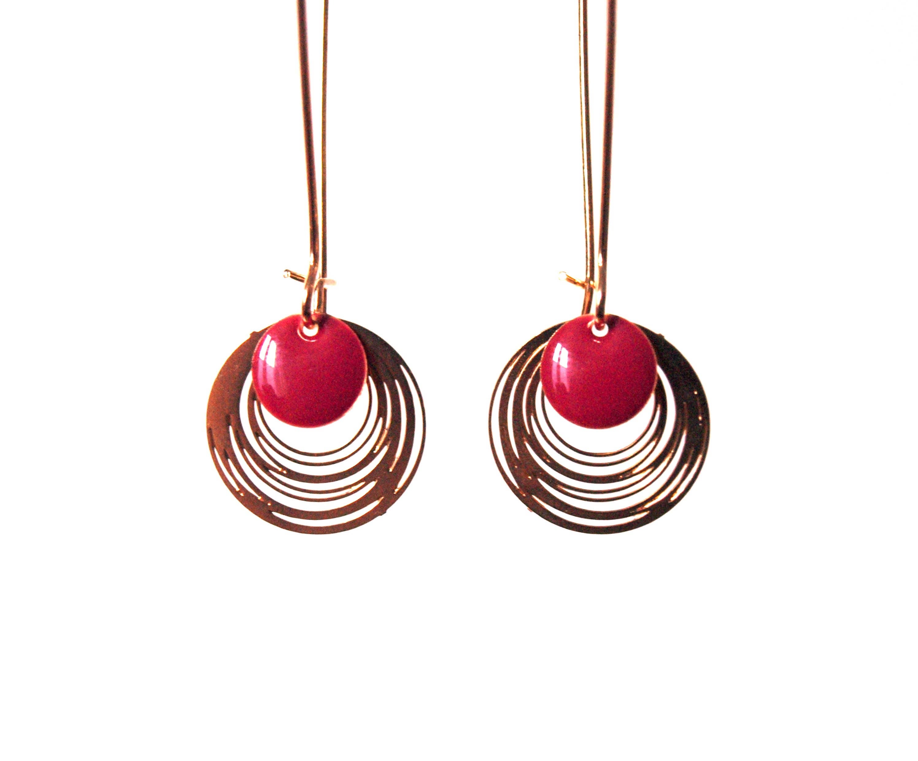 Boucles d'oreilles sequins émaillés rose foncé et doré - longues boucles d'oreilles design minimaliste et épuré - rond - by nat m