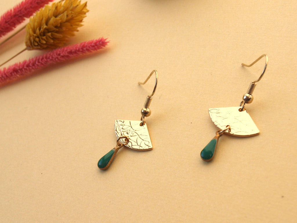 Boucles d'oreilles dorées discrètes vert et or - boucles d'oreilles éventail et goutte vert émeraude - modèle EVA green