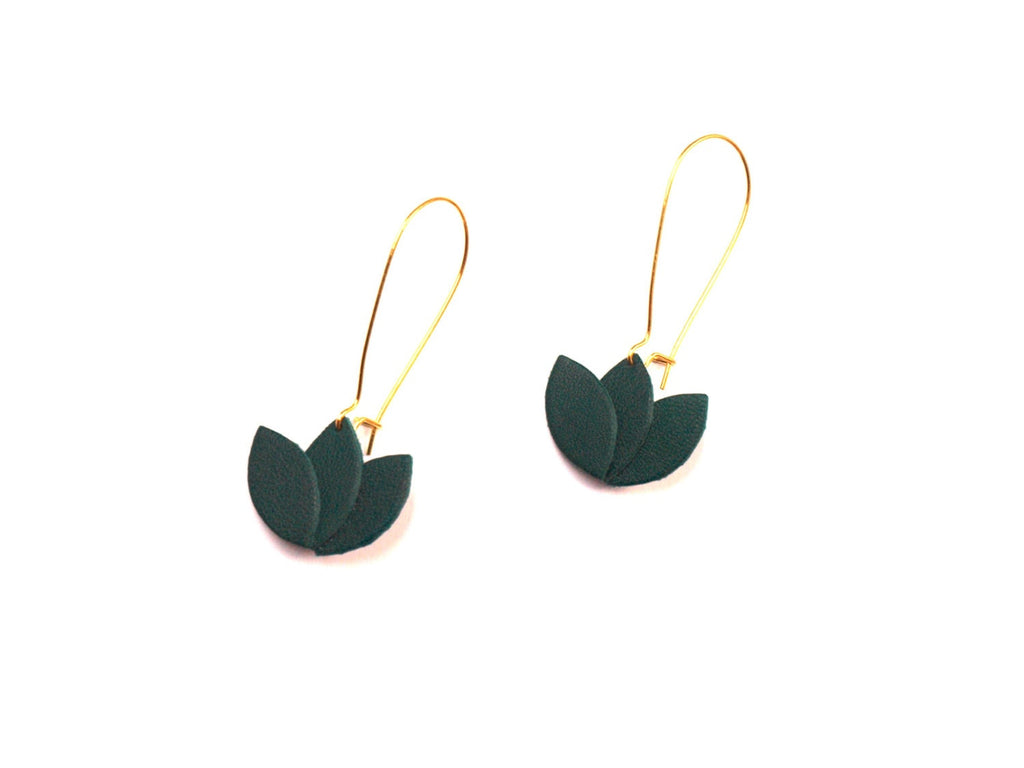 Boucles d'oreilles cuir lotus vert et or, fleur de cuir sur monture dormeuse dorée
