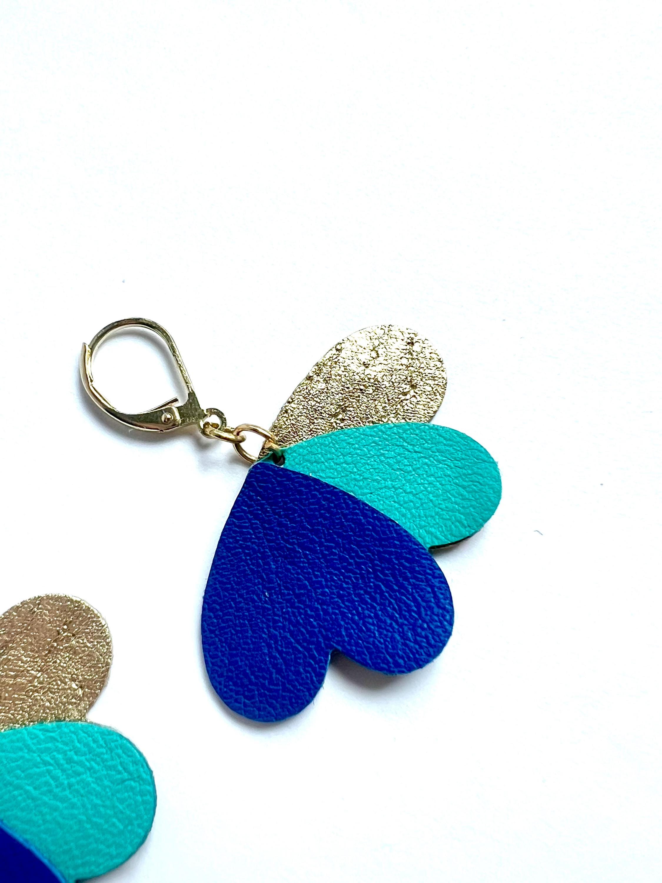 Boucles d’oreilles cœurs bleu turquoise et or en cuir upcyclé, bijoux artisanaux légers faits main, boucles pendantes femme, cadeau original