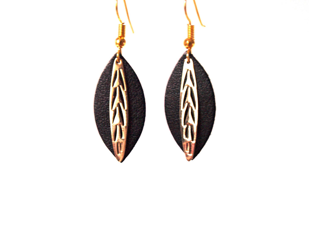 Boucles d'oreilles cuir noir et laiton - feuille de cuir sur monture dorée - discrètes originales - cadeau femme - noir et or - modèle Fiona