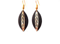 Boucles d'oreilles cuir noir et laiton - feuille de cuir sur monture dorée - discrètes originales - cadeau femme - noir et or - modèle Fiona