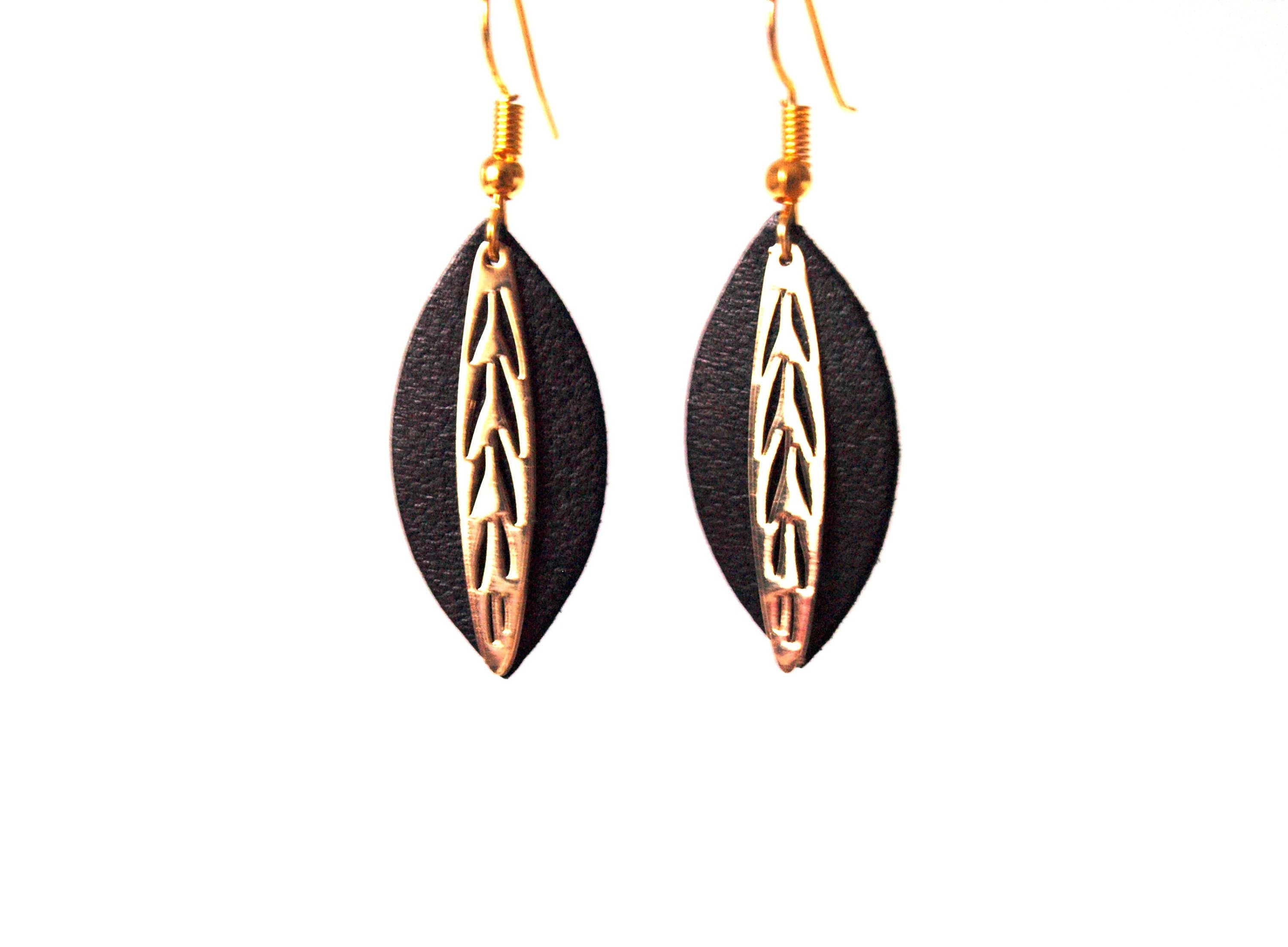 Boucles d'oreilles cuir noir et laiton - feuille de cuir sur monture dorée - discrètes originales - cadeau femme - noir et or - modèle Fiona
