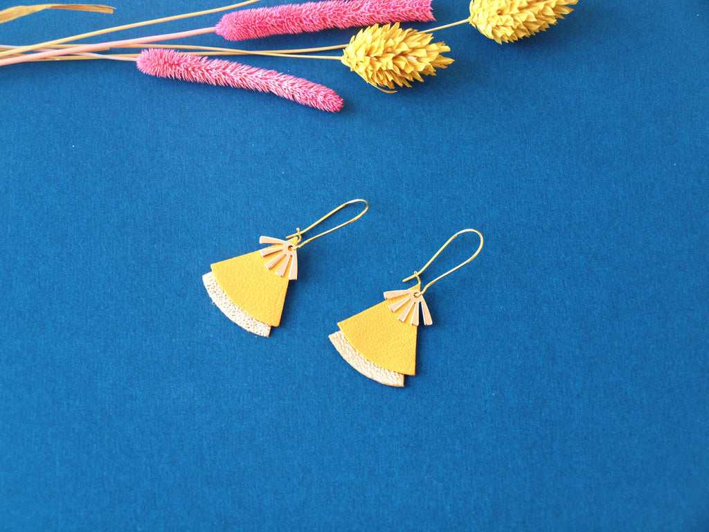 Boucles d'oreilles jaunes - éventail cuir jaune et or, laiton doré - boucles d'oreilles ethniques, japonisantes - modèle STELLA