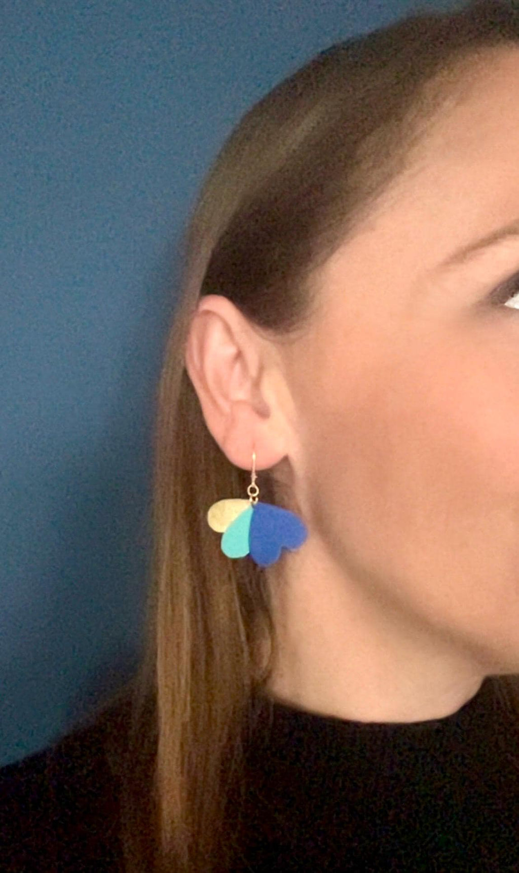 Boucles d’oreilles cœurs bleu turquoise et or en cuir upcyclé, bijoux artisanaux légers faits main, boucles pendantes femme, cadeau original