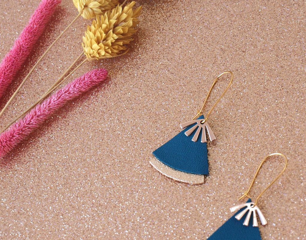 Boucles d'oreilles bleu canard et or, en cuir, forme éventail - boucles d'oreilles ethniques, art déco, modèle STELLA