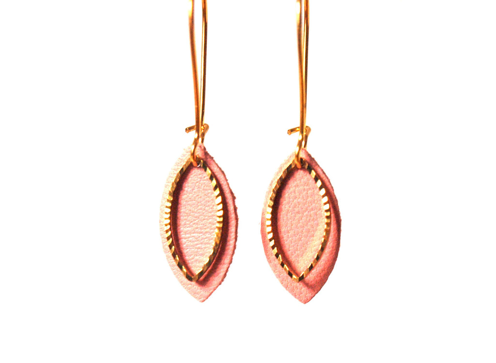 Boucles d'oreilles cuir rose pastel et or - boucles d'oreilles mariage  - boucles d'oreilles discrètes - cadeau femme  modèle EMMA