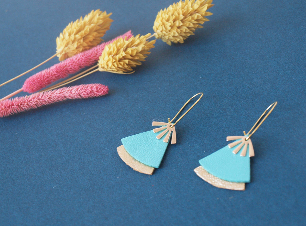Boucles d'oreilles cuir bleu céladon, turquoise et or, forme éventail - boucles d'oreilles ethniques modèle STELLA