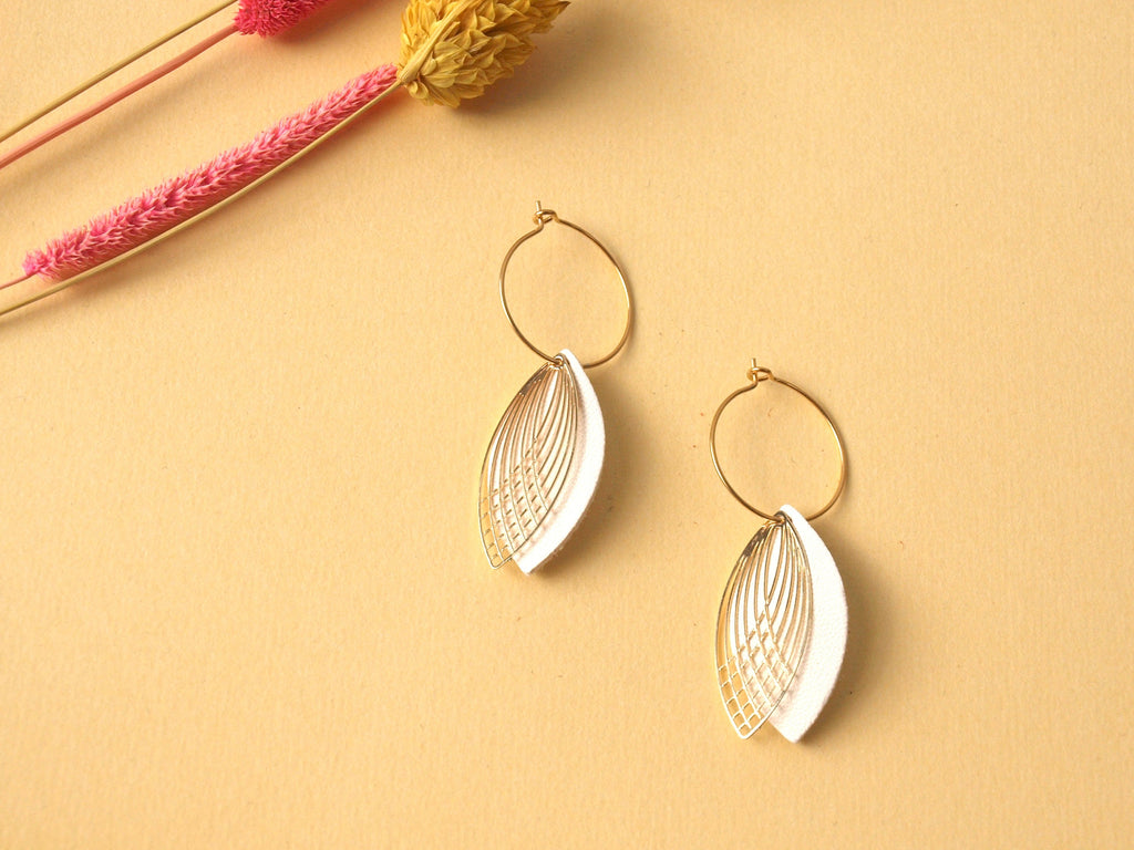 Boucles d'oreilles créoles acier inoxydable et cuir -blanc et or - créoles style art déco - modèle SIENNA