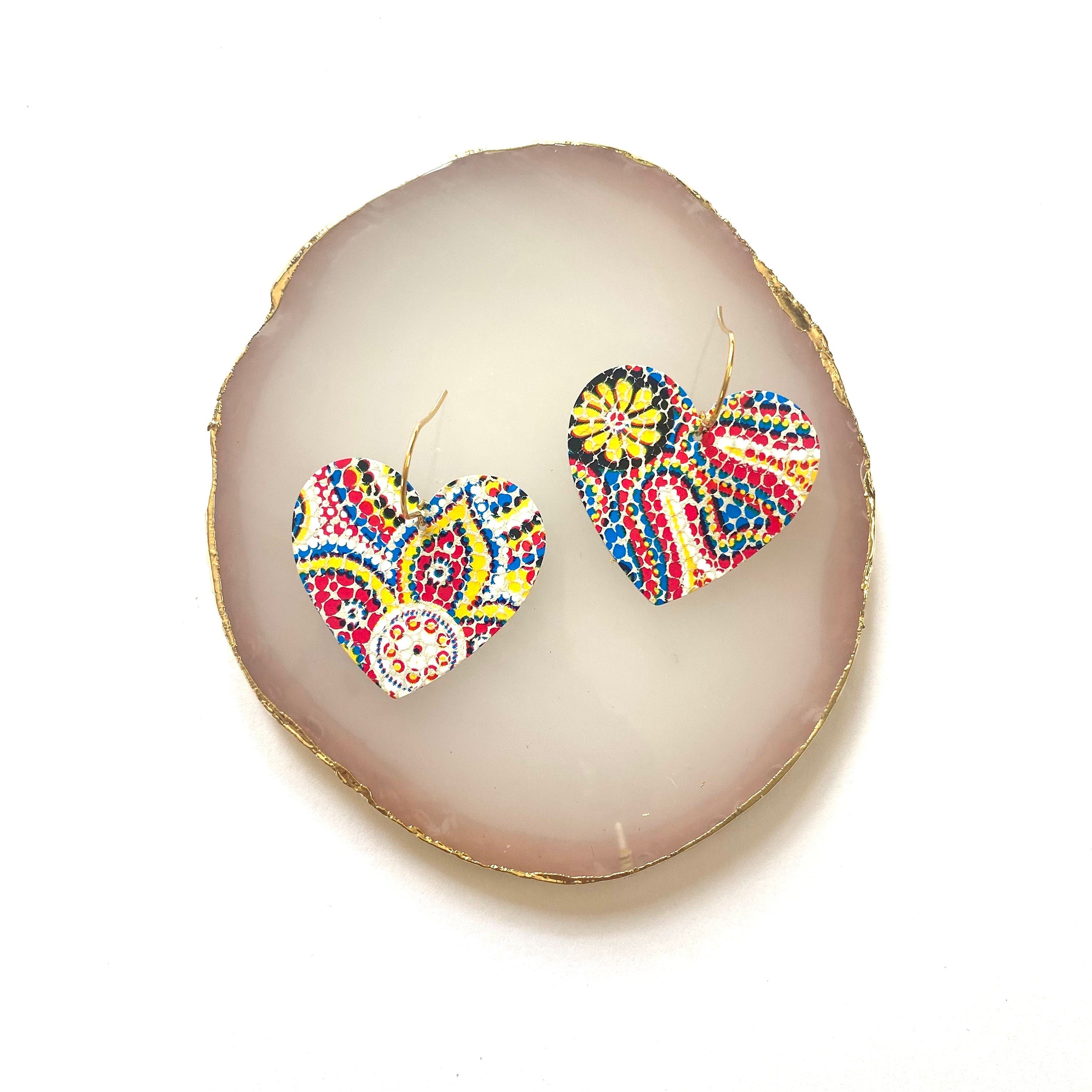 Boucles d’oreilles cœur multicolores en cuir recyclé