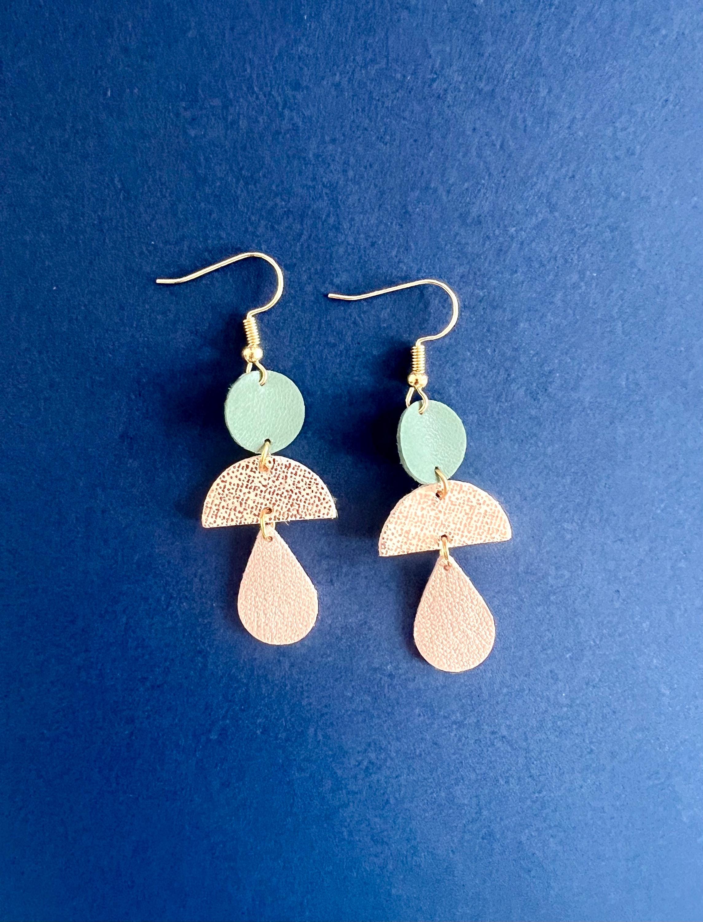 Boucles d’oreilles géométriques en cuir upcyclé, boucles pendantes légères faites main, bijoux artisanaux femme vert sauge nude or rose