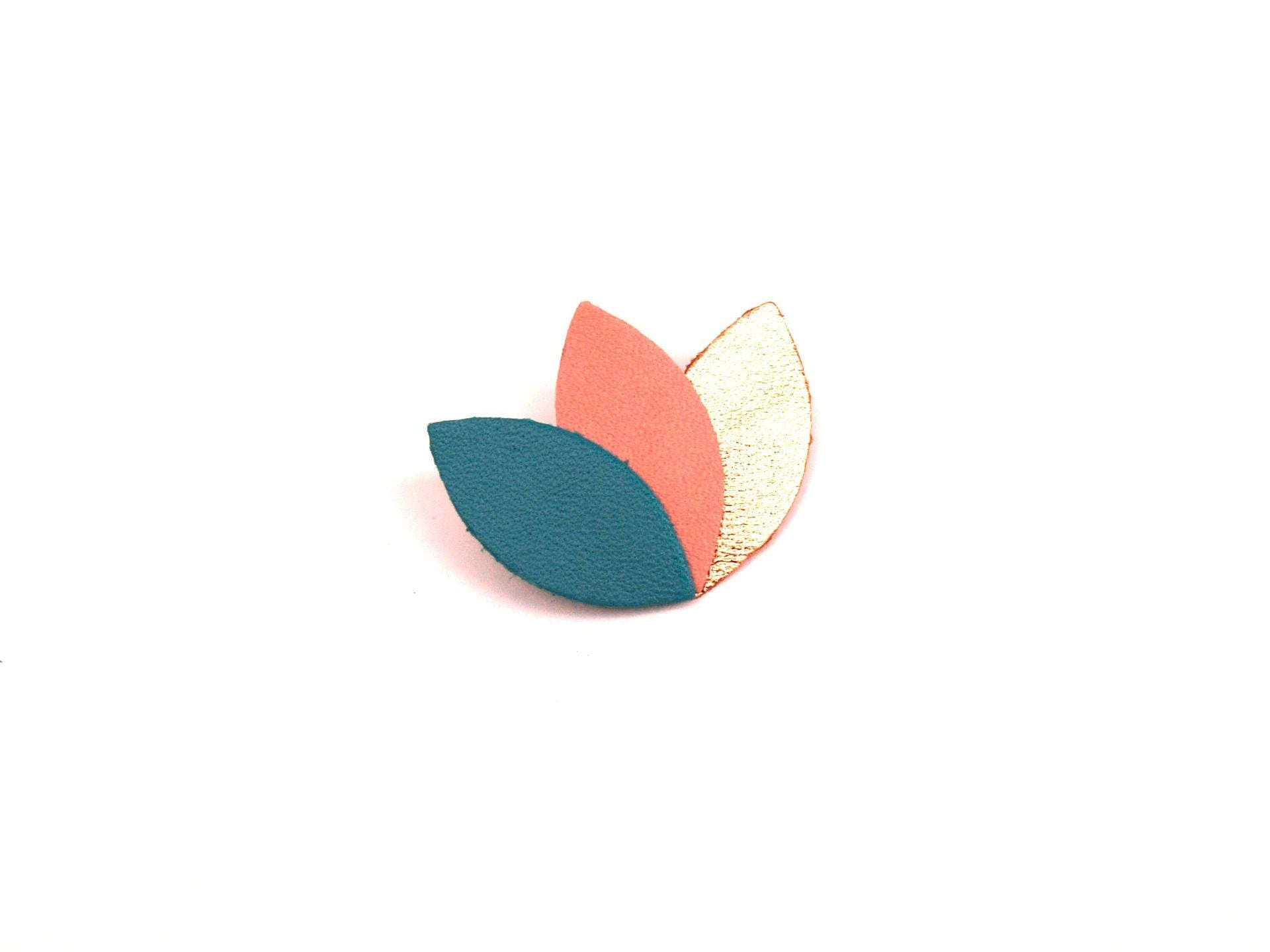 Broche cuir, forme fleur, feuilles, pétales de turquoise, rose indien et or rosé