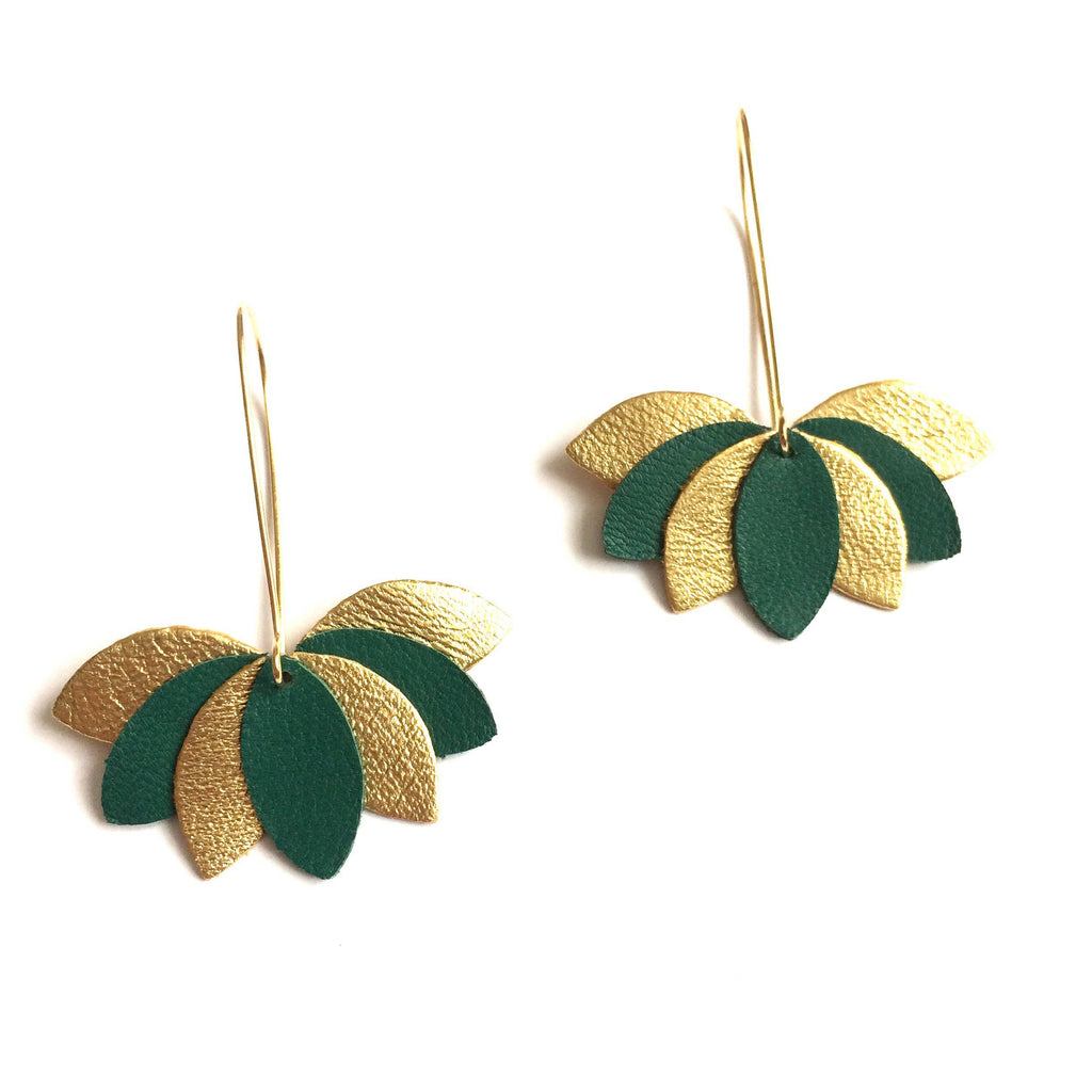 Boucles d'oreilles cuir, feuilles vert émeraude et doré, fleur de lotus géométrique style art déco sur monture dormeuse dorée. cadeau femme