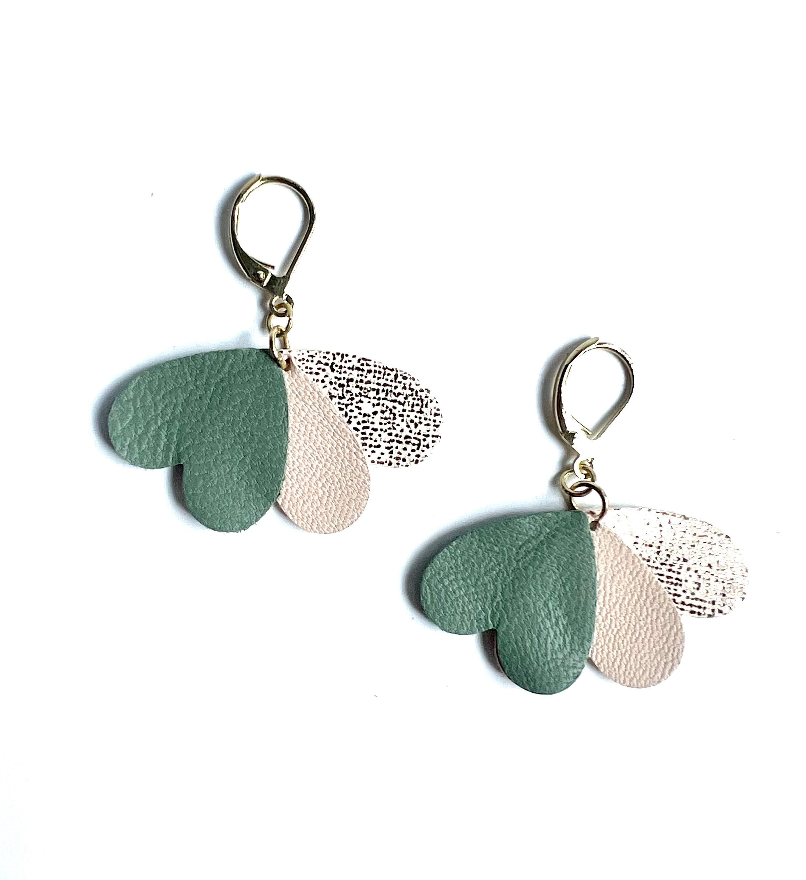 Boucles d’oreilles cœurs en cuir upcyclé, bijoux artisanaux légers faits main pour femme, cadeau original, vert sauge rose pastel et or rose