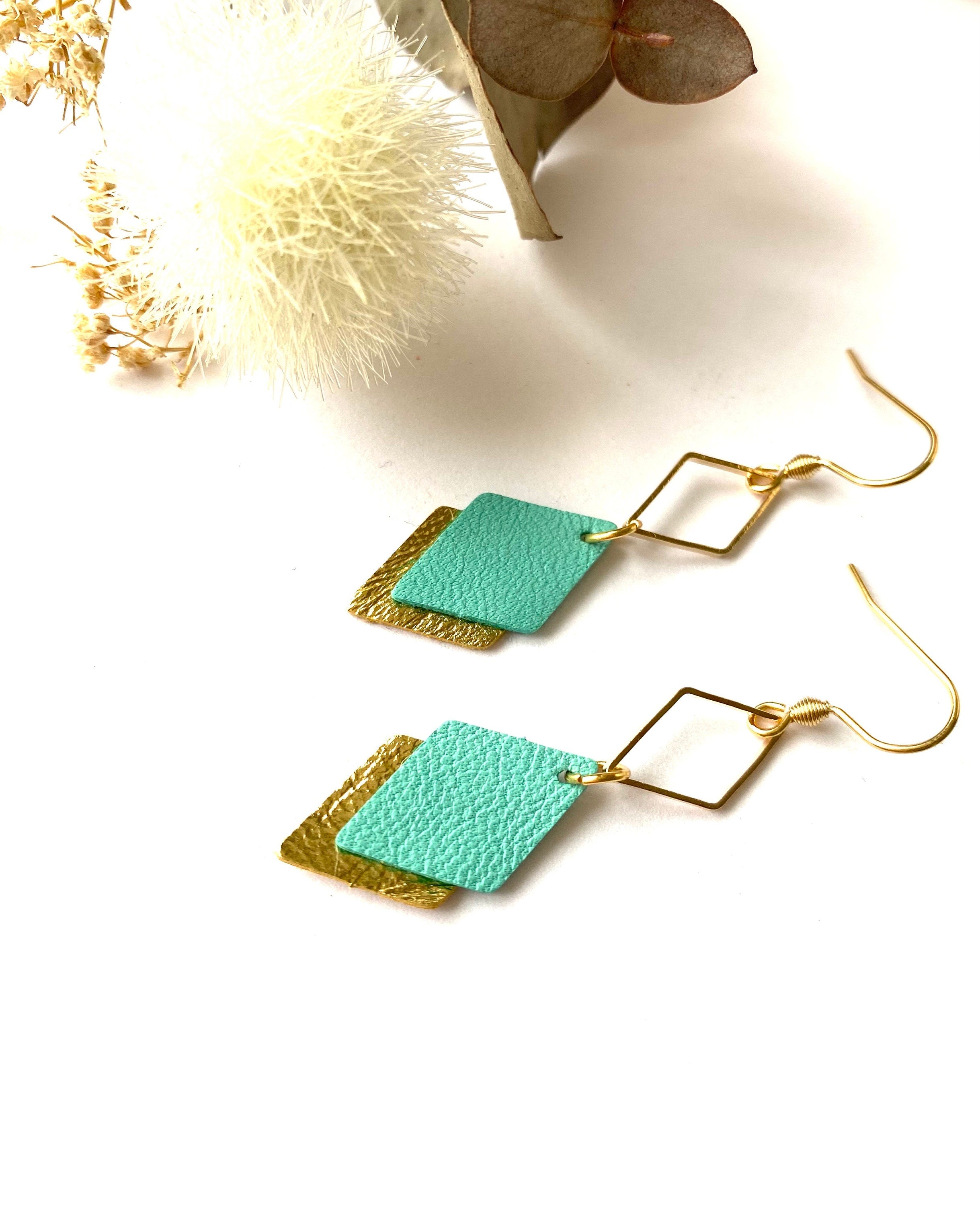 Boucles d'oreilles cuir bleu et or, boucles d'oreilles graphiques losanges bleu céladon et doré - modèle LISÉA - cadeau pour elle