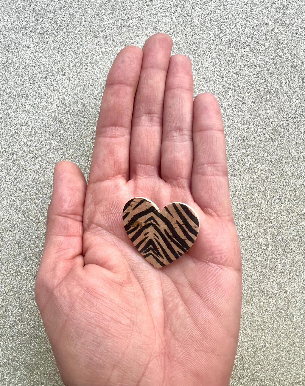 Broche coeur motif zèbre en liège imprimé  doublé de cuir - cadeau fête des mères - cadeau maîtresse - cadeau pour elle