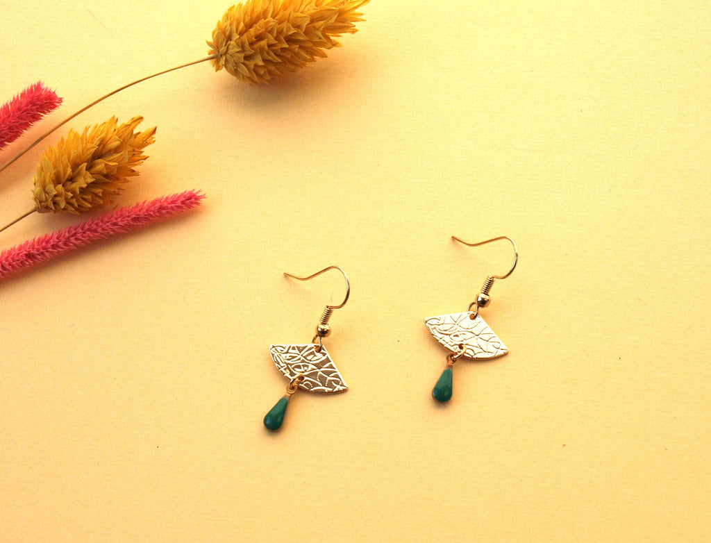 Boucles d'oreilles dorées discrètes vert et or - boucles d'oreilles éventail et goutte vert émeraude - modèle EVA green