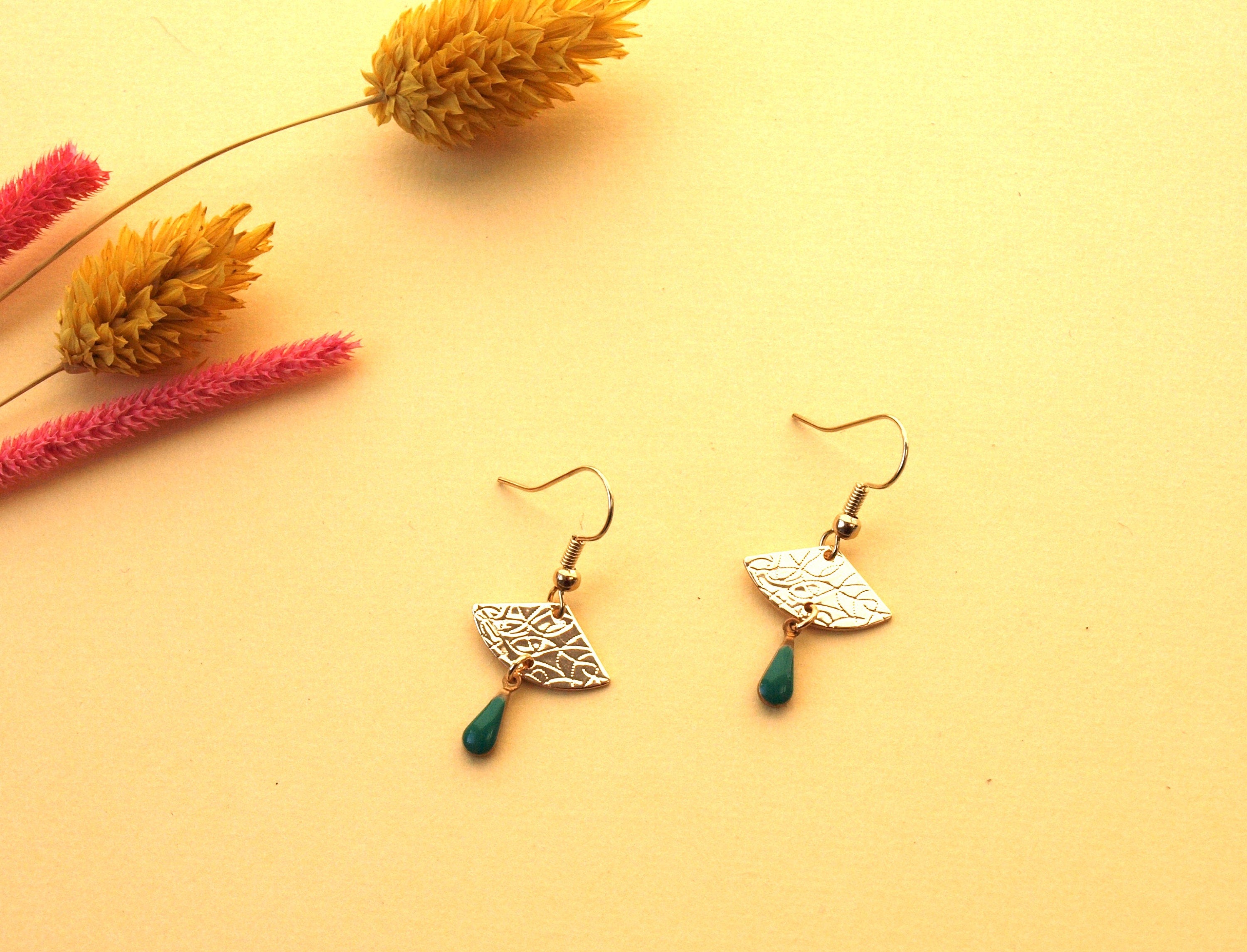 Boucles d'oreilles dorées discrètes vert et or - boucles d'oreilles éventail et goutte vert émeraude - modèle EVA green