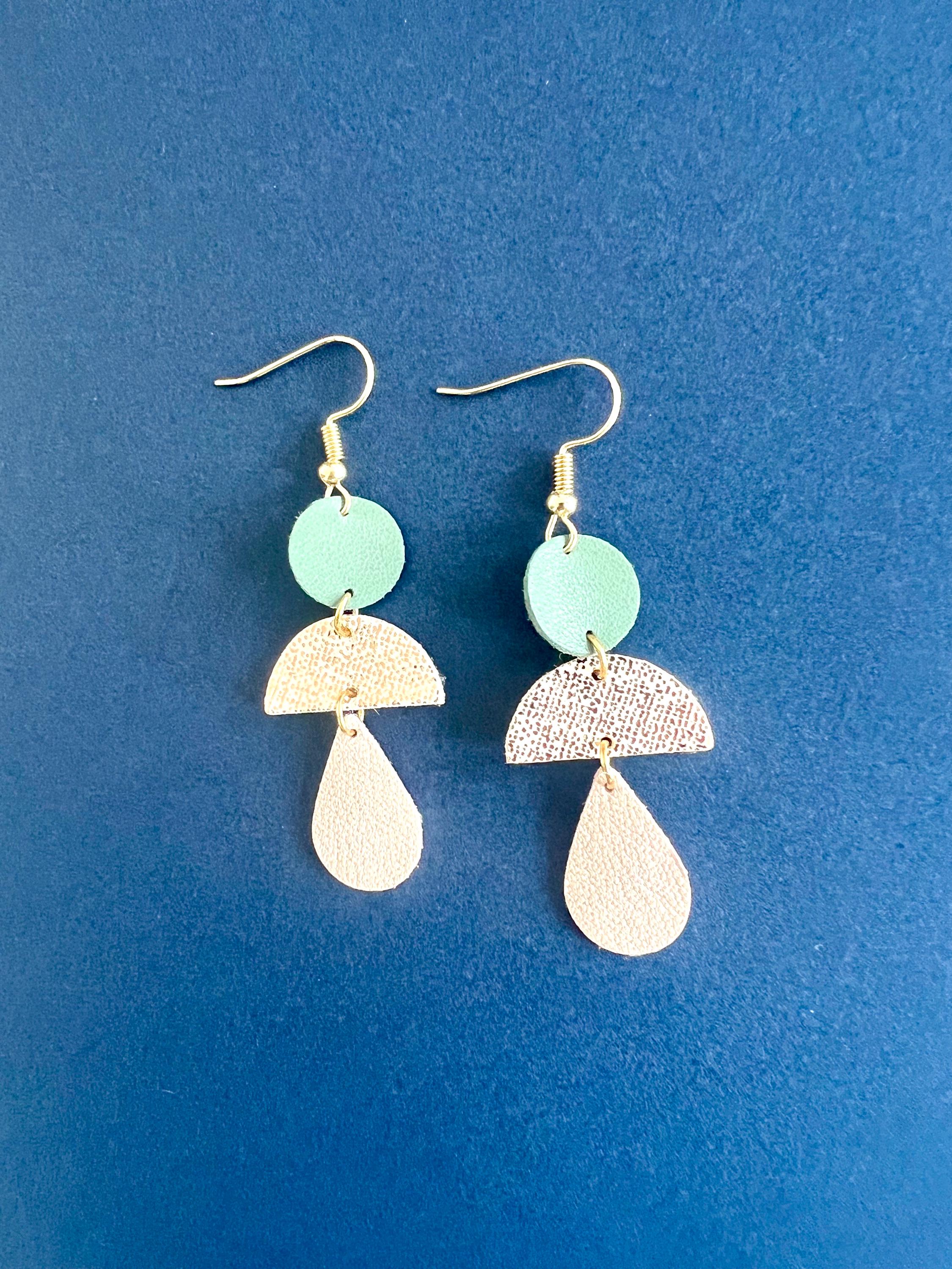 Boucles d’oreilles géométriques en cuir upcyclé, boucles pendantes légères faites main, bijoux artisanaux femme vert sauge nude or rose