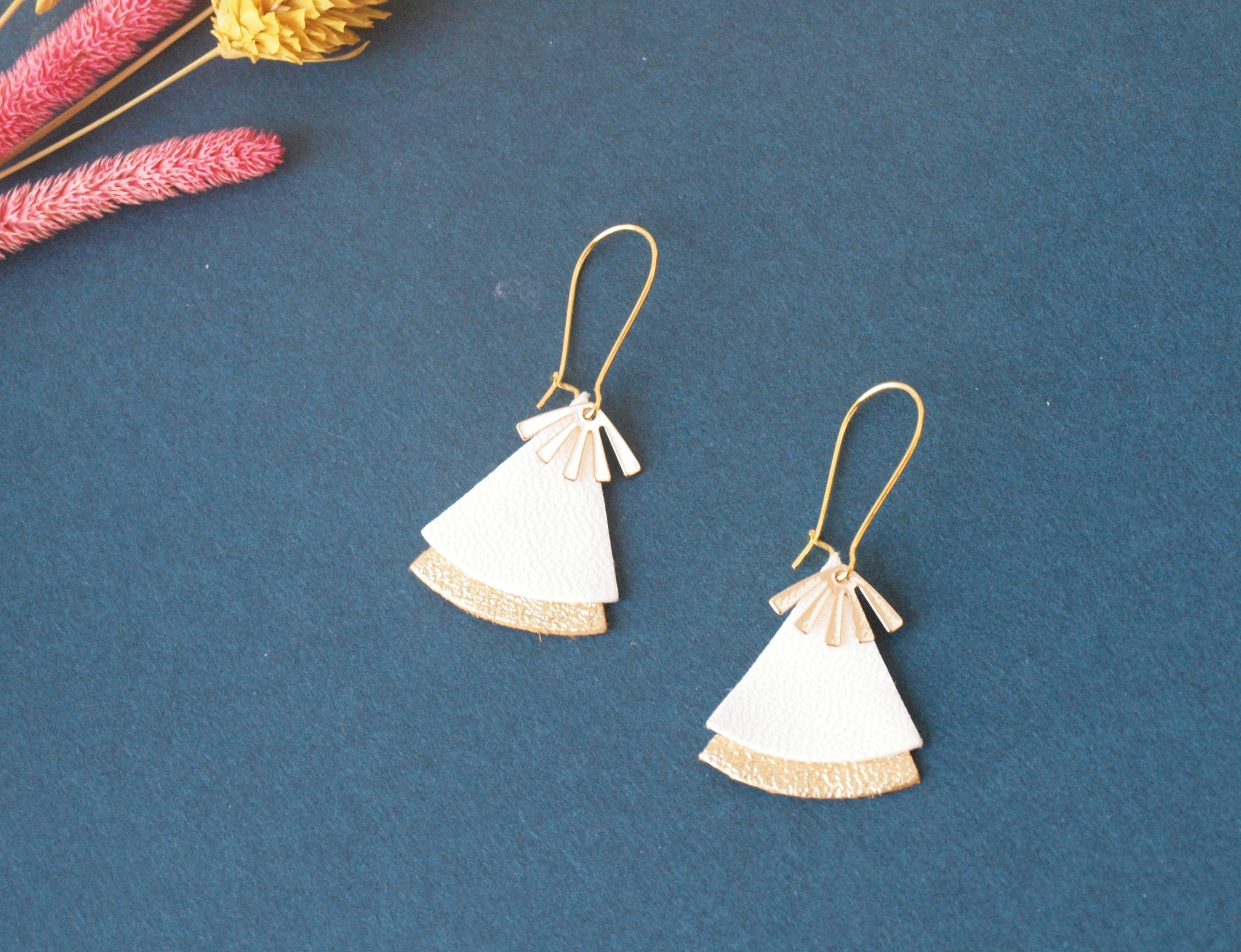 Boucles d'oreilles éventail cuir blanc et or, laiton doré - boucles d'oreilles japonisantes - boucles d'oreilles ethniques modèle STELLA