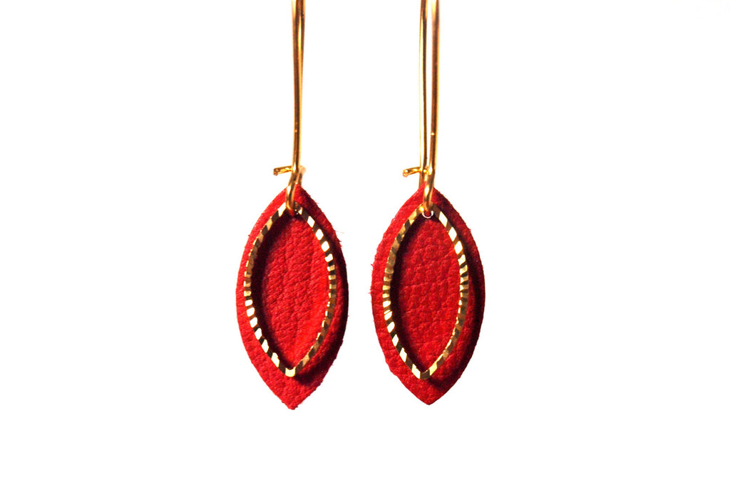 Boucles d'oreilles cuir rouge et or et or - boucles d'oreilles feuilles  - boucles d'oreilles discrètes - cadeau femme été - modèle EMMA