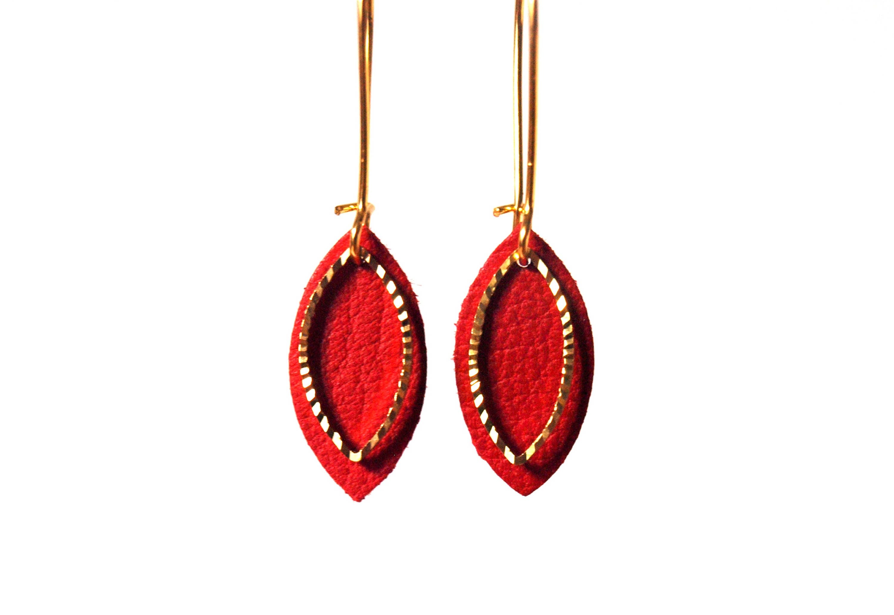Boucles d'oreilles cuir rouge et or et or - boucles d'oreilles feuilles  - boucles d'oreilles discrètes - cadeau femme été - modèle EMMA