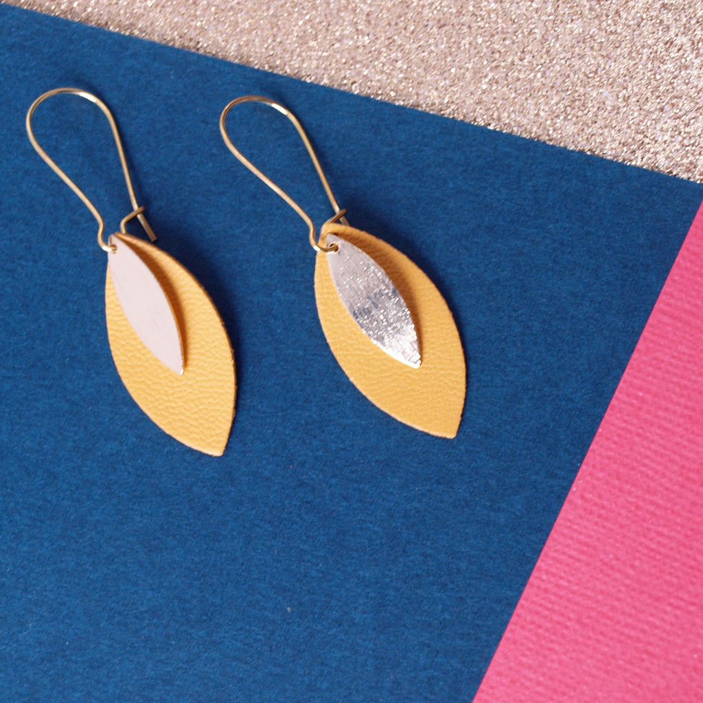 Boucles d'oreilles feuille de cuir jaune moutarde et or modèle AVA