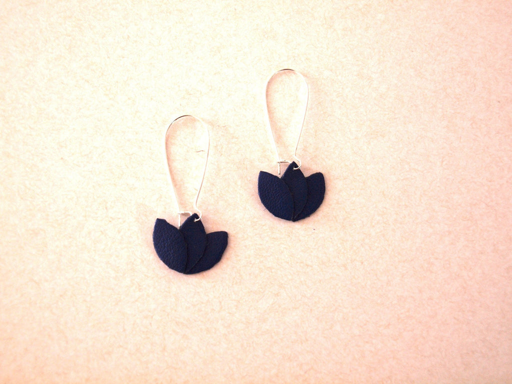 Boucles d'oreilles cuir bleu roi et argenté, fleur de cuir sur monture dormeuse argentée - fleur de lotus