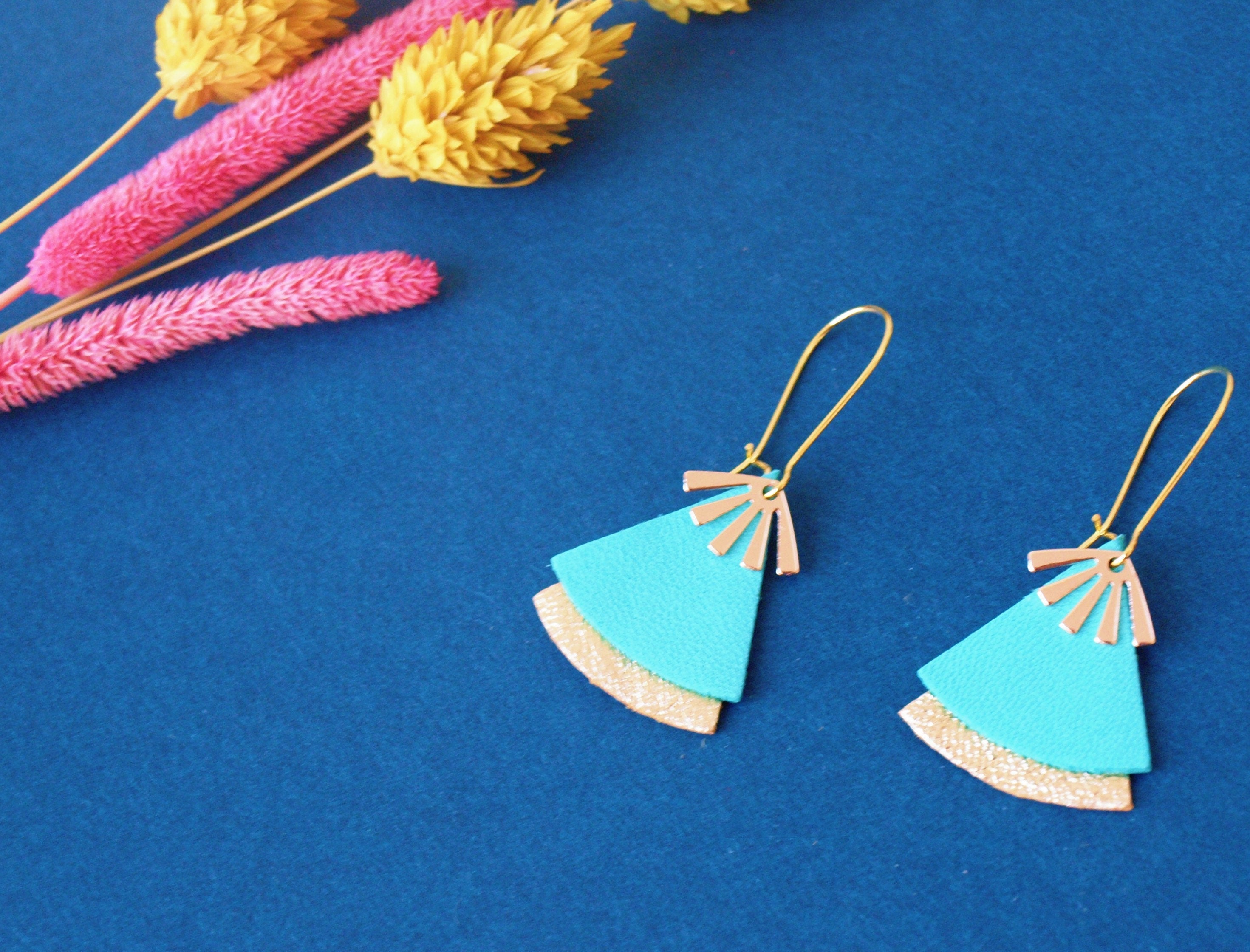 Boucles d'oreilles cuir bleu céladon, turquoise et or, forme éventail - boucles d'oreilles ethniques modèle STELLA