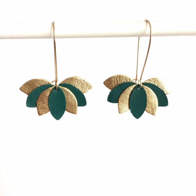 Boucles d'oreilles cuir, feuilles vert émeraude et doré, fleur de lotus géométrique style art déco sur monture dormeuse dorée. cadeau femme