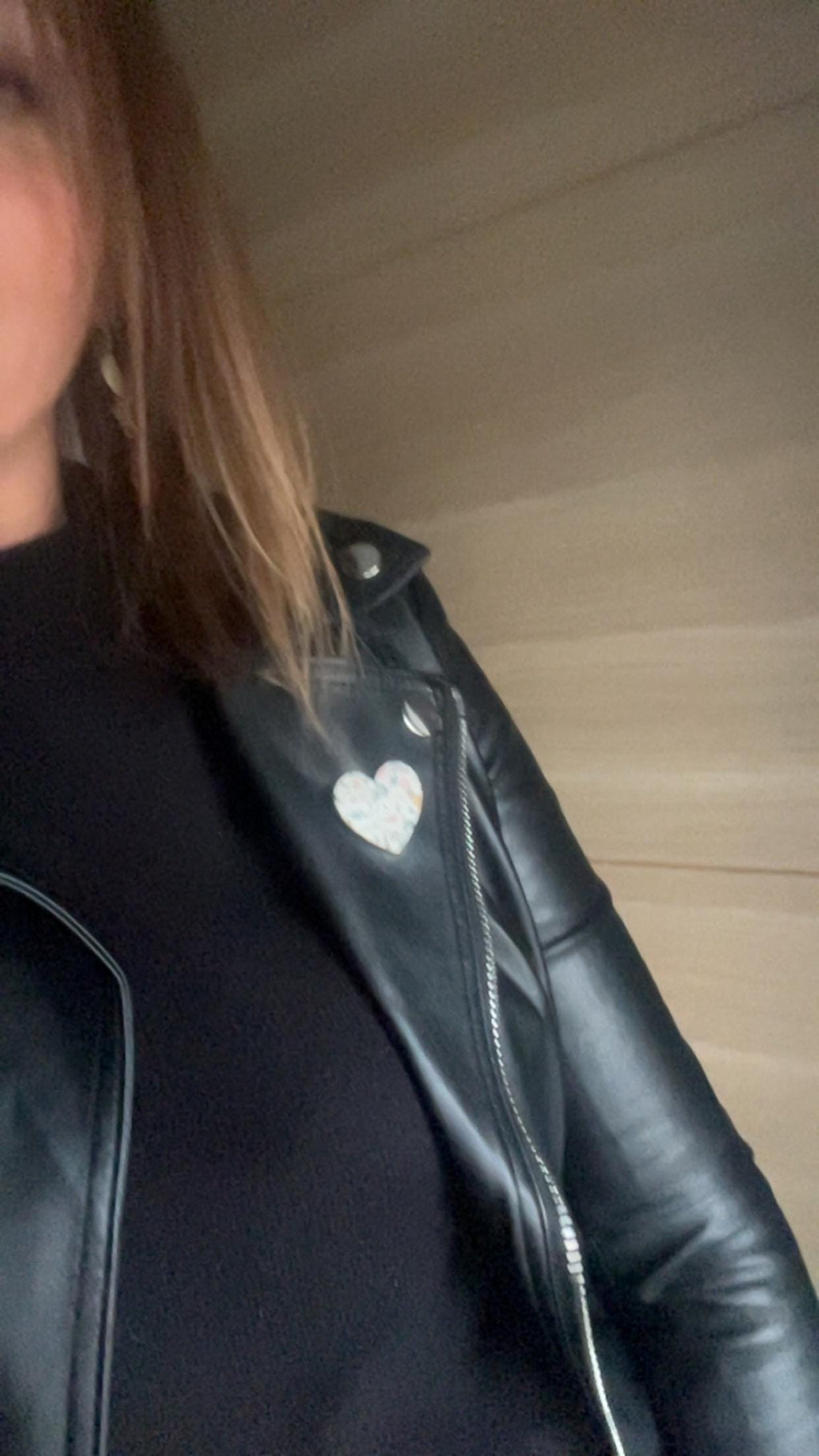 Broche coeur en liège imprimé pois bleus sur fond blanc doublé de cuir - cadeau fête des mères - cadeau maîtresse - cadeau pour elle