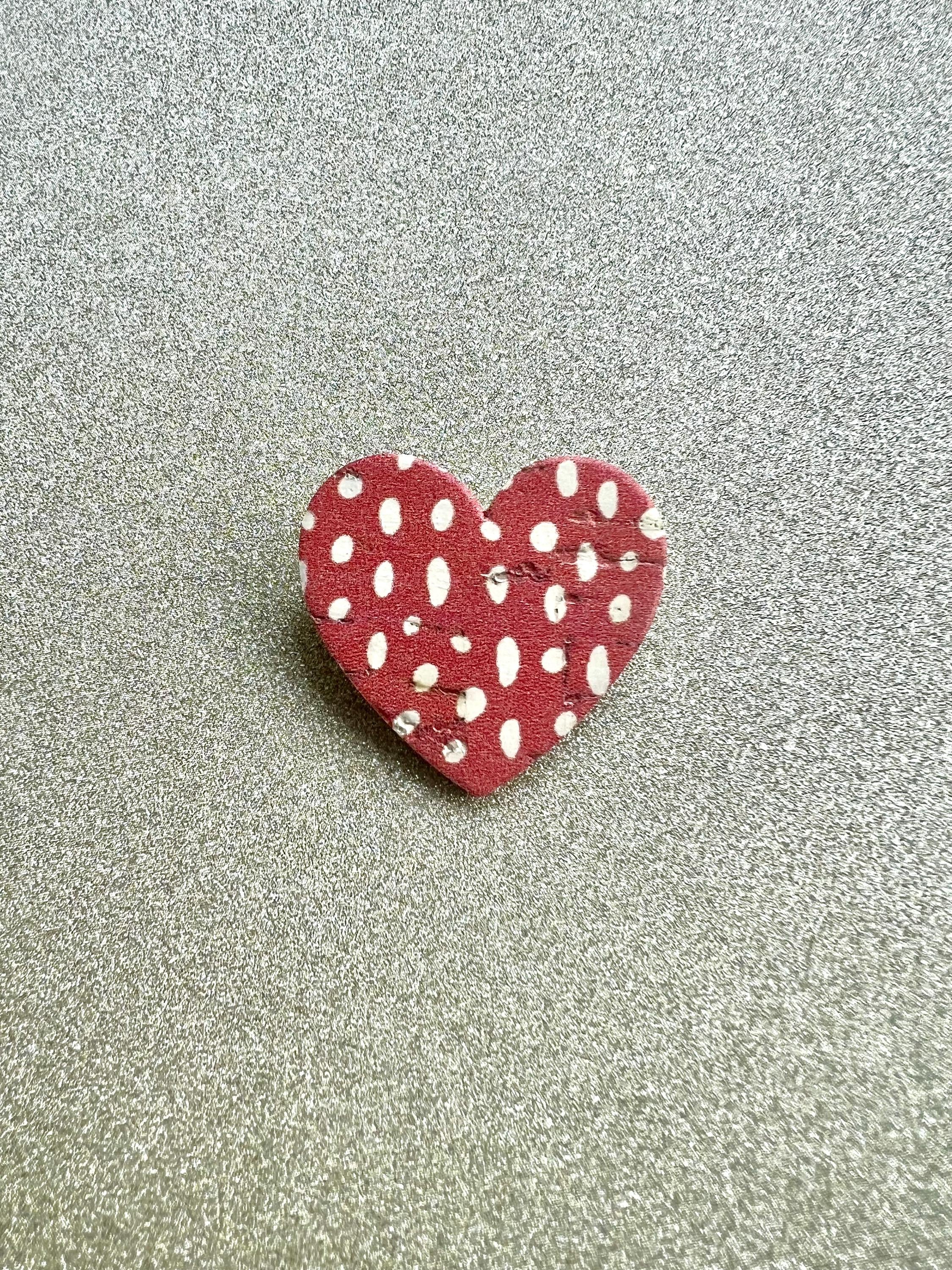 Broche cœur rouge à pois blancs liège et cuir - cadeau fête des mères - cadeau maîtresse - cadeau pour elle - cadeau femme  broche originale