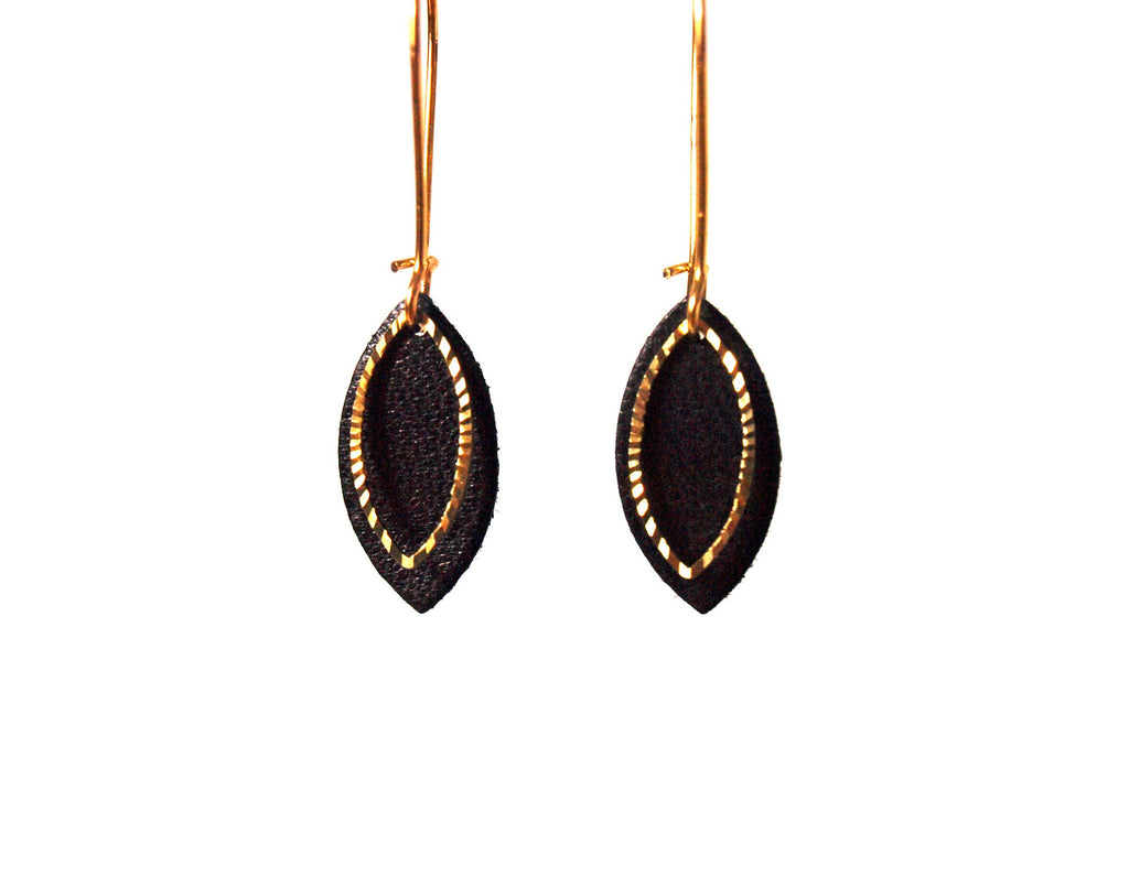 Boucles d'oreilles cuir noir et or - boucles d'oreilles feuilles  - boucles d'oreilles discrètes - rock - cadeau femme  modèle EMMA