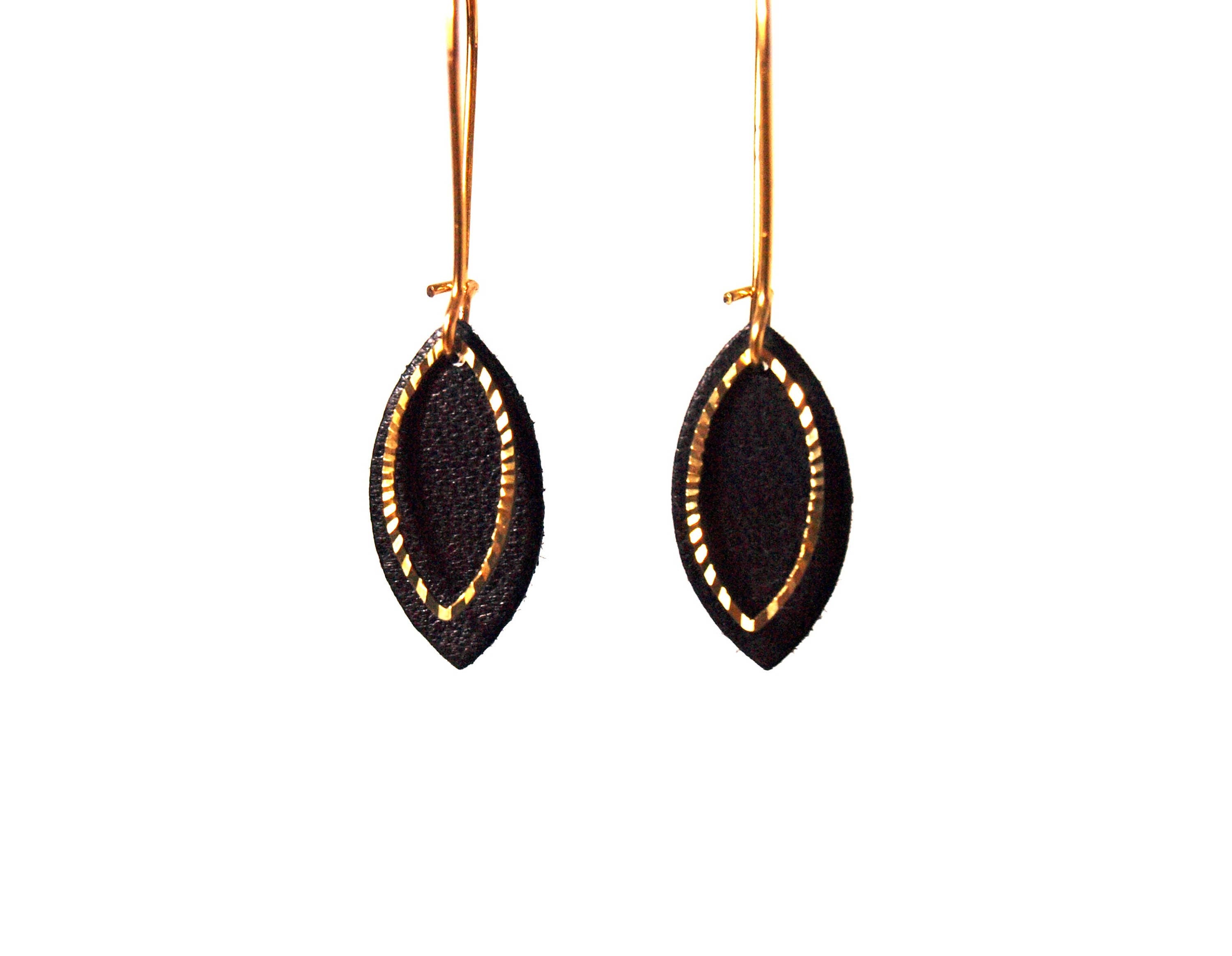 Boucles d'oreilles cuir noir et or - boucles d'oreilles feuilles  - boucles d'oreilles discrètes - rock - cadeau femme  modèle EMMA